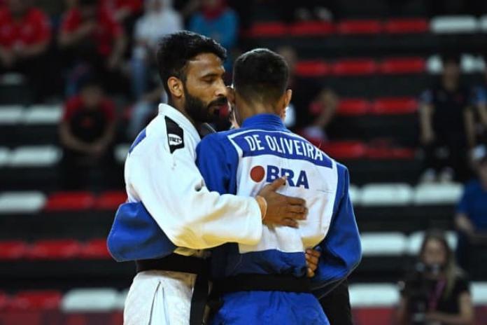 Two male Para judo athletes hugging