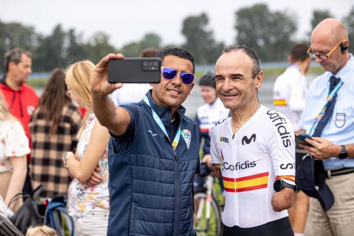 A man takes a selfie with Para cyclist Ricardo Ten 