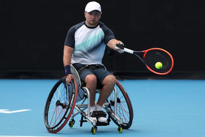 Sam Schroder, a Dutch male wheelchair tennis player, plays a forehand