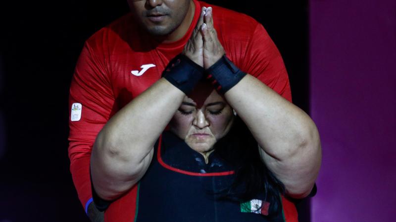 a female powerlifter claps her hands together
