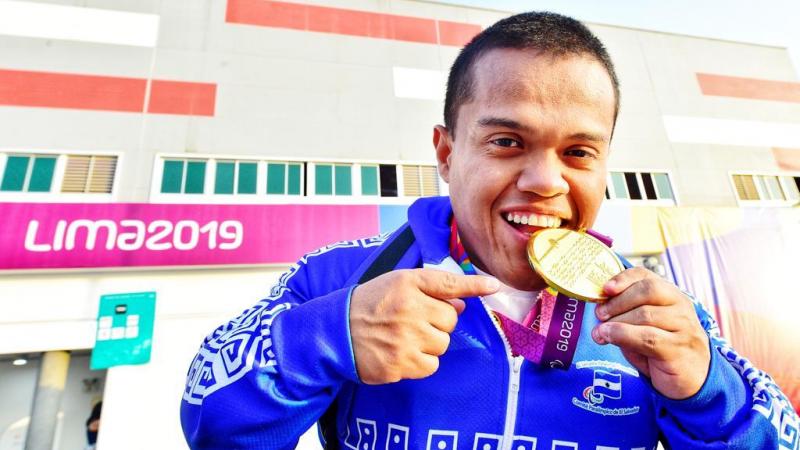 Salvadoran powerlifter Herbert Aceituno holds his gold medal at Lima 2019