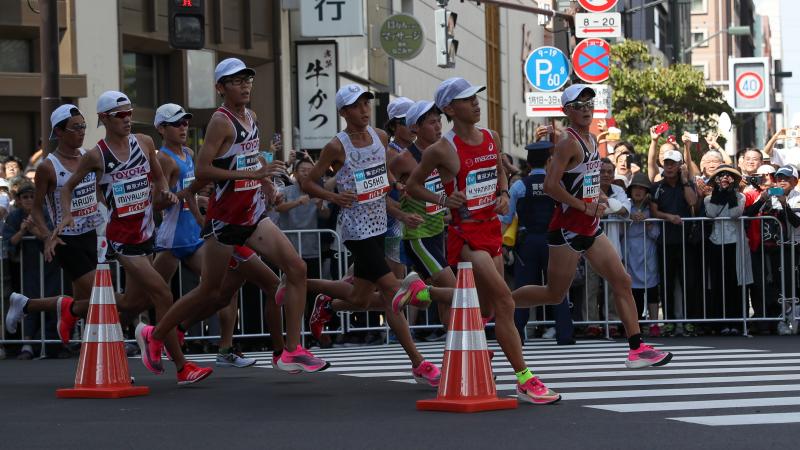 Runners in action at a marathon in Tokio