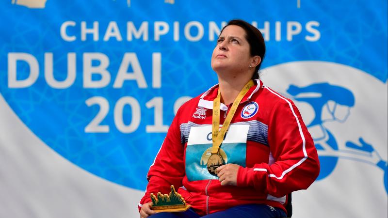 Francisca Mardones looks to the sky while holding her gold medal