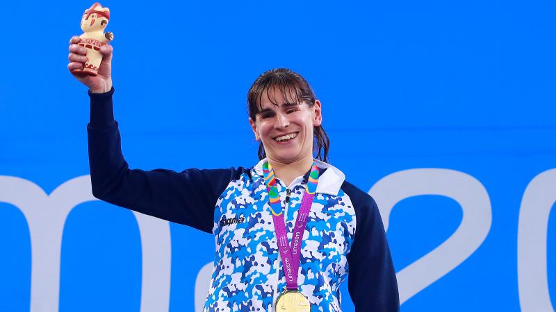 Nadia Báez sonríe en el podio con la medalla de oro colgada del cuello