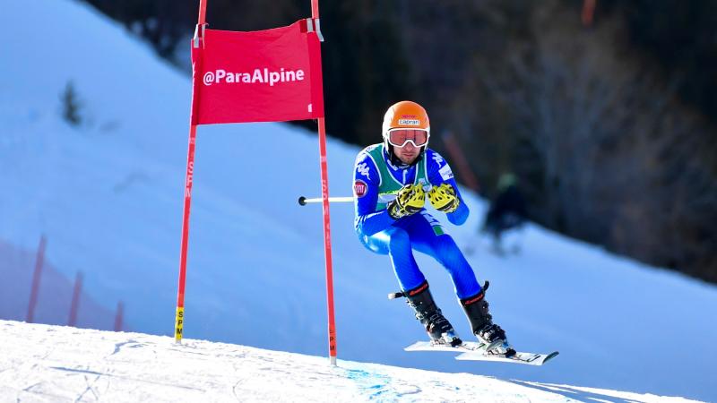 A man competing in Para alpine skiing