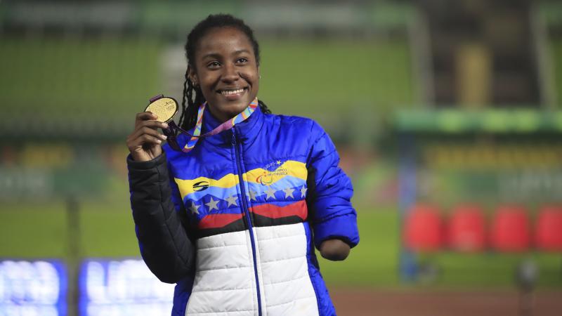 Lisbeli Vera poses with her gold medal