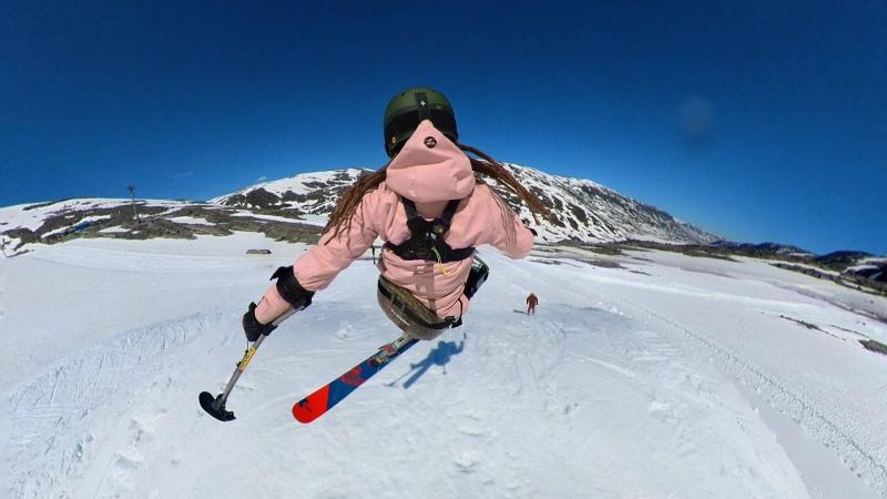 A female sit-skier seen from behind in a freestyle slope