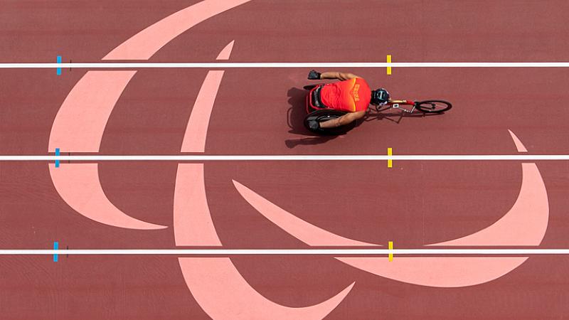 Overhead view of a male wheelchair racer in the Olympic Stadium at the Tokyo 2020 Paralympic Games