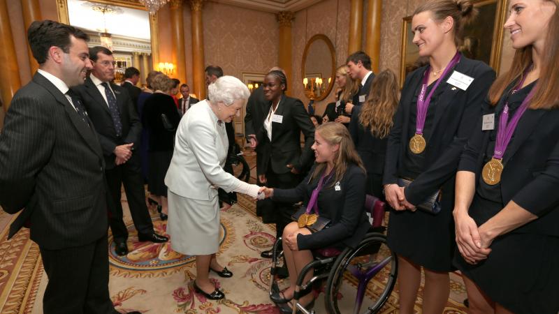 Hannah Cockroft meets Queen Elizabeth