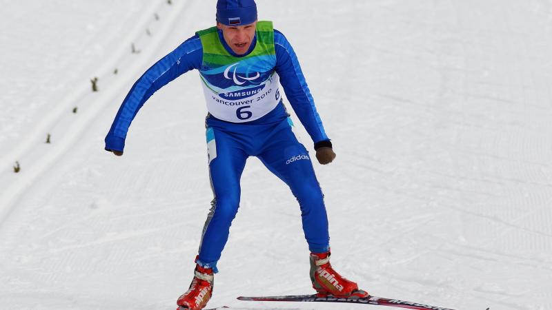 A picture of a man at the cross country skiing track