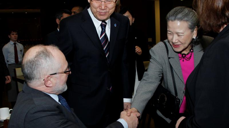 Sir Philip Craven shakes hands with the wife of UN Secretary General Ban Ki-Moon.
