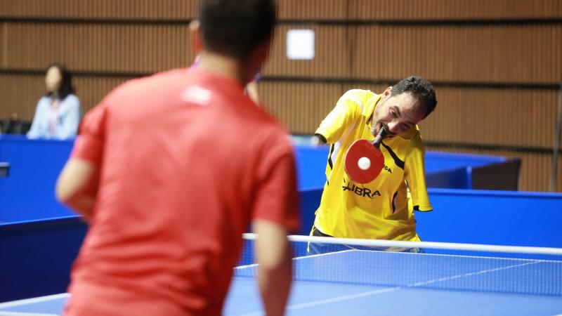 Armless man plays table-tennis with racket in mouth 