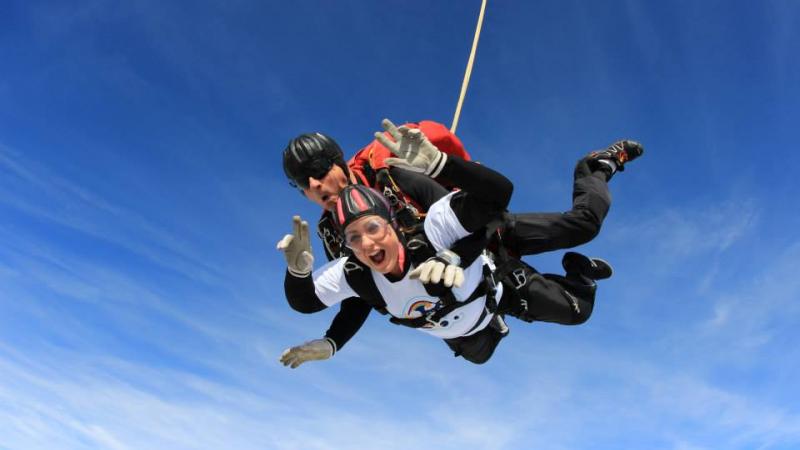 woman and man falling from a plane in a skydive