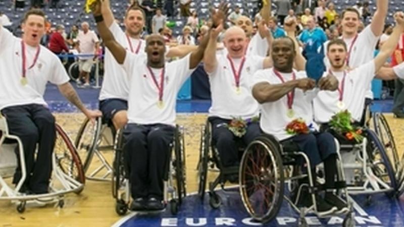 Team photo of men sitting in wheelchairs on a basketball court