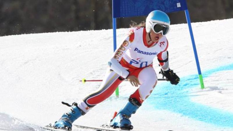 Para alpine skier Erin Latimer skiing.