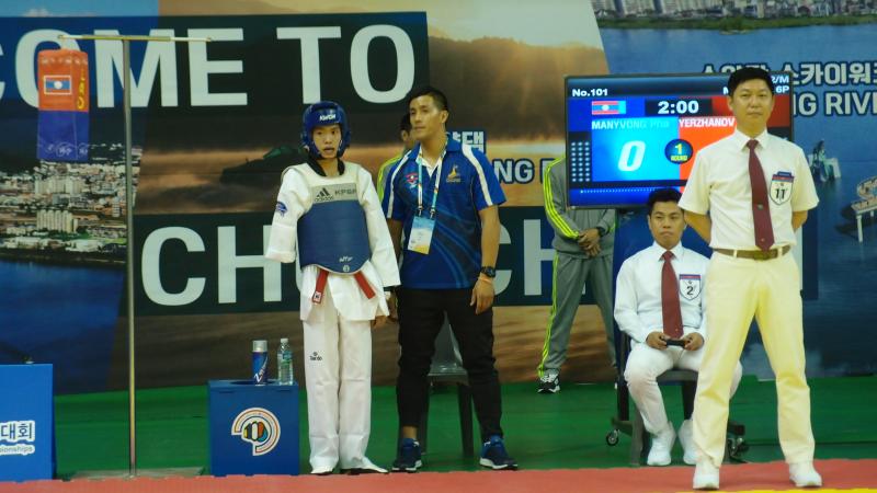 a para taekwondo fighter talks with his coach