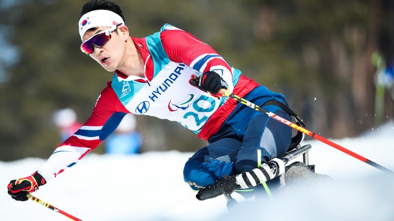 a male Para Nordic skier in action