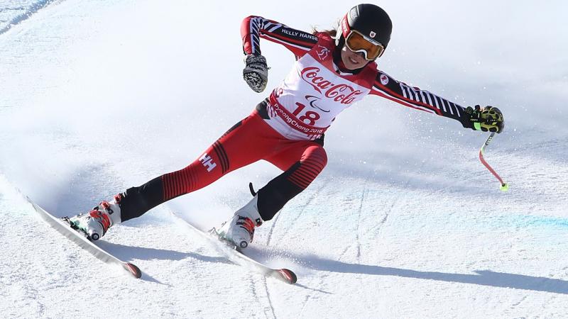 a female Para alpine skier skies down the slope