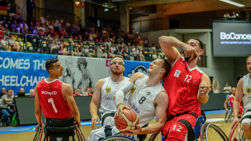 male wheelchair basketballer Andre Bienek holds on to the ball 