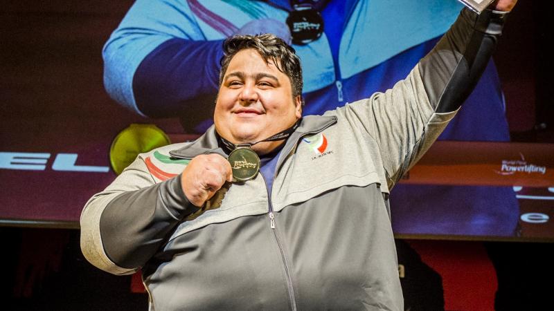 Siamand Rahman celebrates after winning gold at the 2018 Asia-Oceania Open Championships