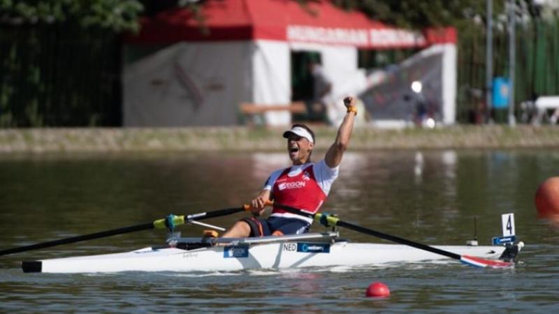 Man celebrating in a rowing boat