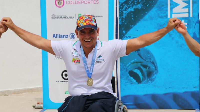 Colombian swimmer Moisés Fuentes smiling on the podium