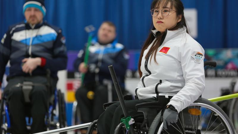 female wheelchair curler Zhou Yan on the ice