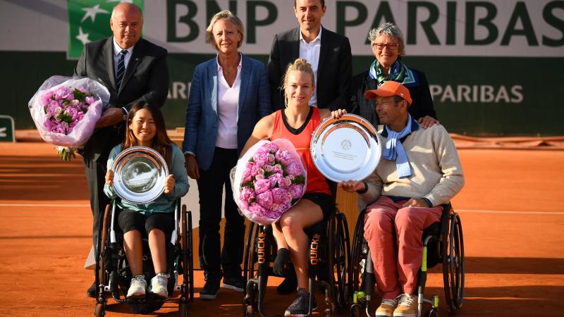Diede de Groot and Yui Kamiji pose with their trophies after Roland Garros final