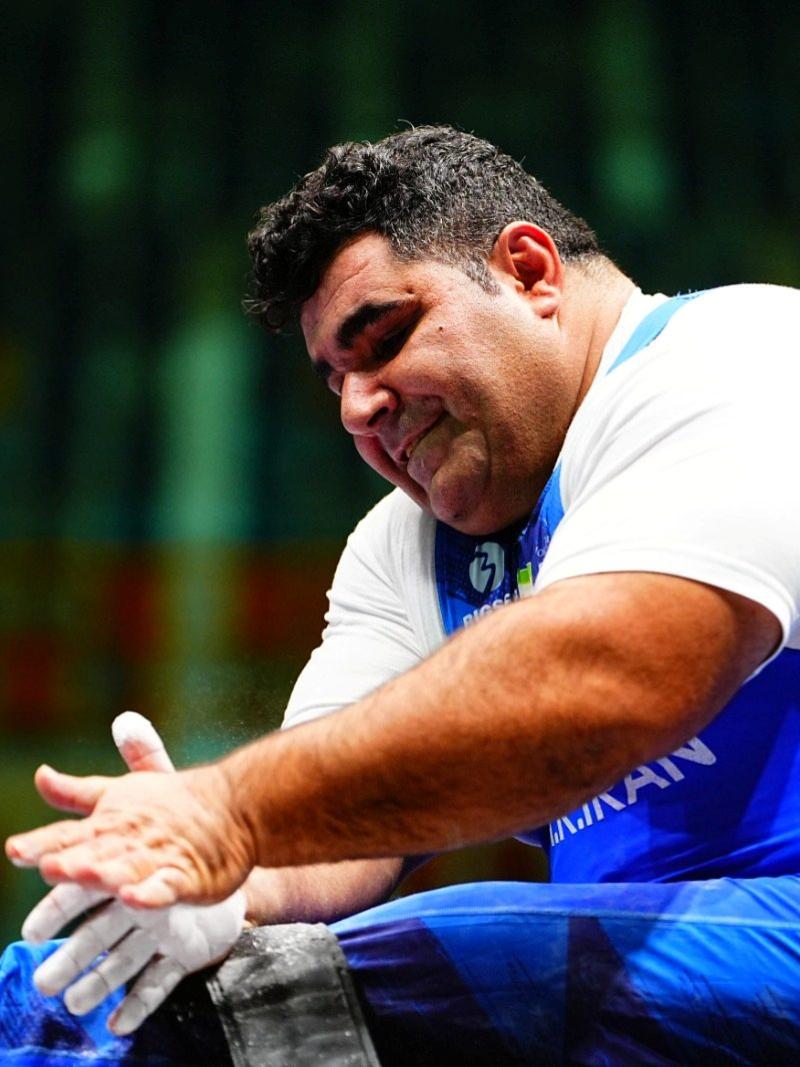 An athlete gets ready for his lift