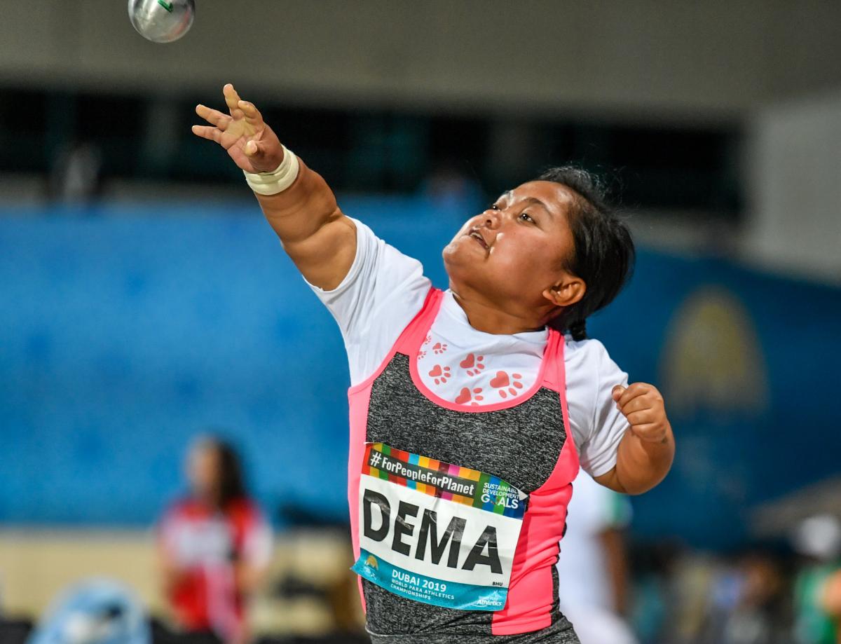 A short stature female thrower