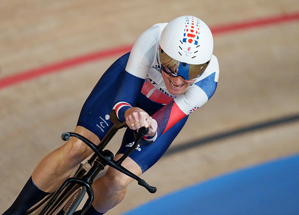 Sarah Storey on the bend of the track