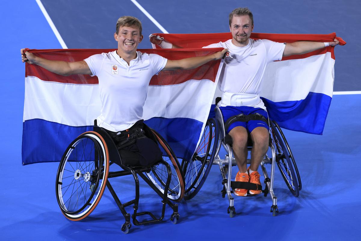Sam Schroder and Niels Wink side by side holding the Dutch flag