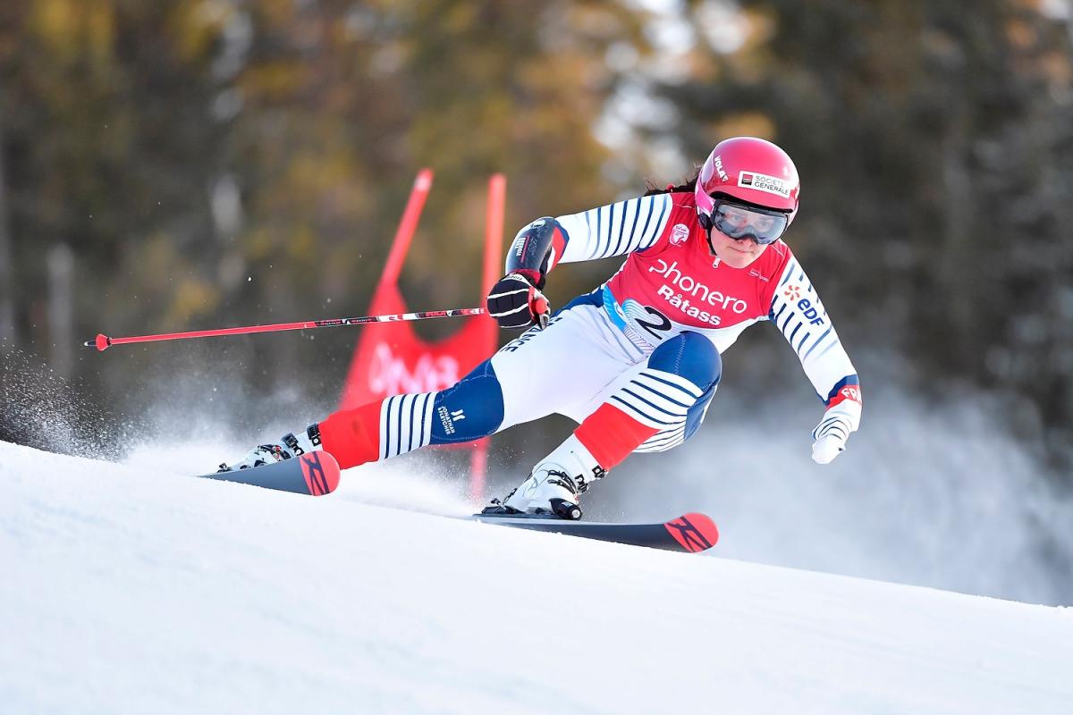 A female skier in a slalom competition
