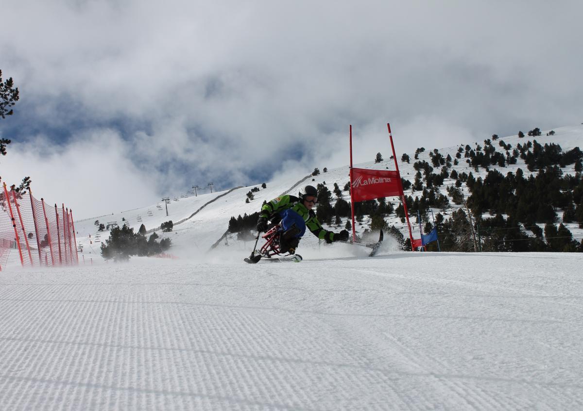 A picture of people sitting in sledges and ready to ski