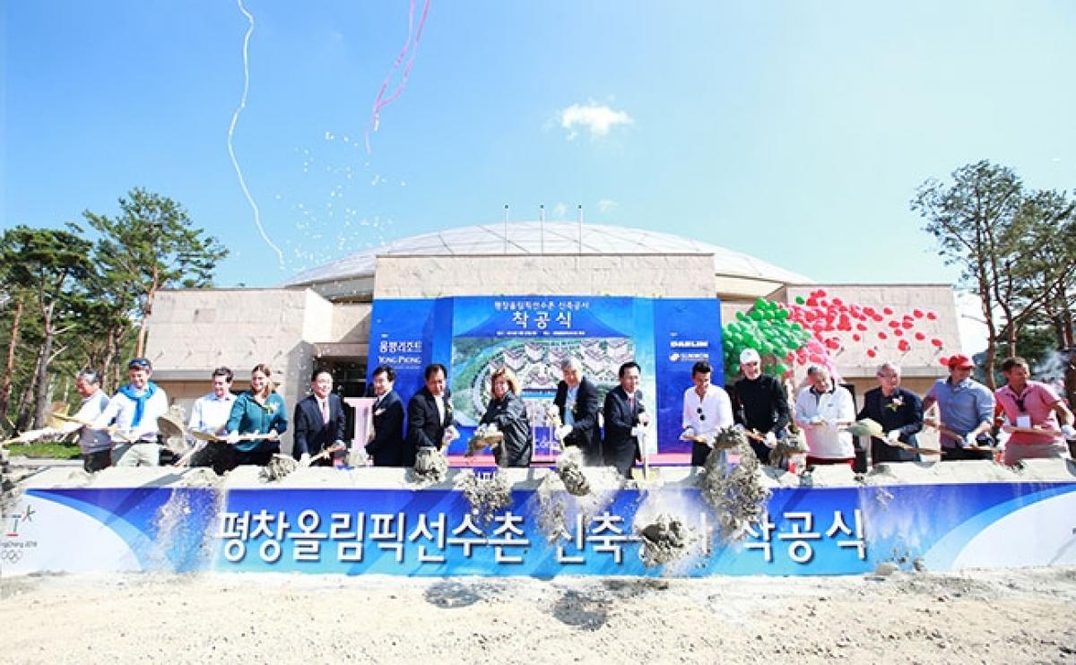 participants at the groundbreaking ceremony