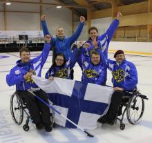 A picture of a several person showing the Finland's flag.