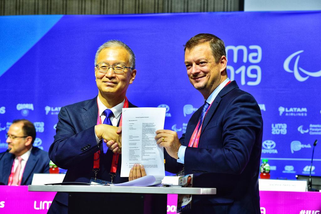 IDB Executive Director for Japan Toshiyuki Yasui and IPC President Andrew Parsons pose for picture after signing new agreement for En sus marcas, listos... Inclusion