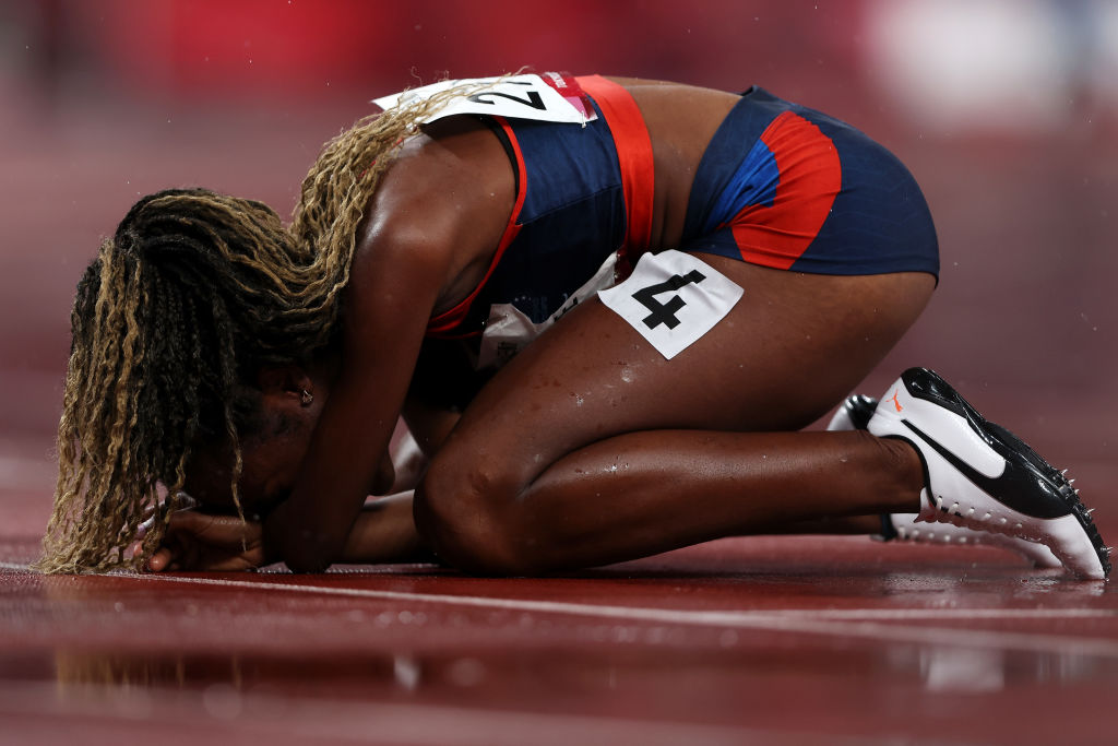 Vera Andrade kneels down on the track