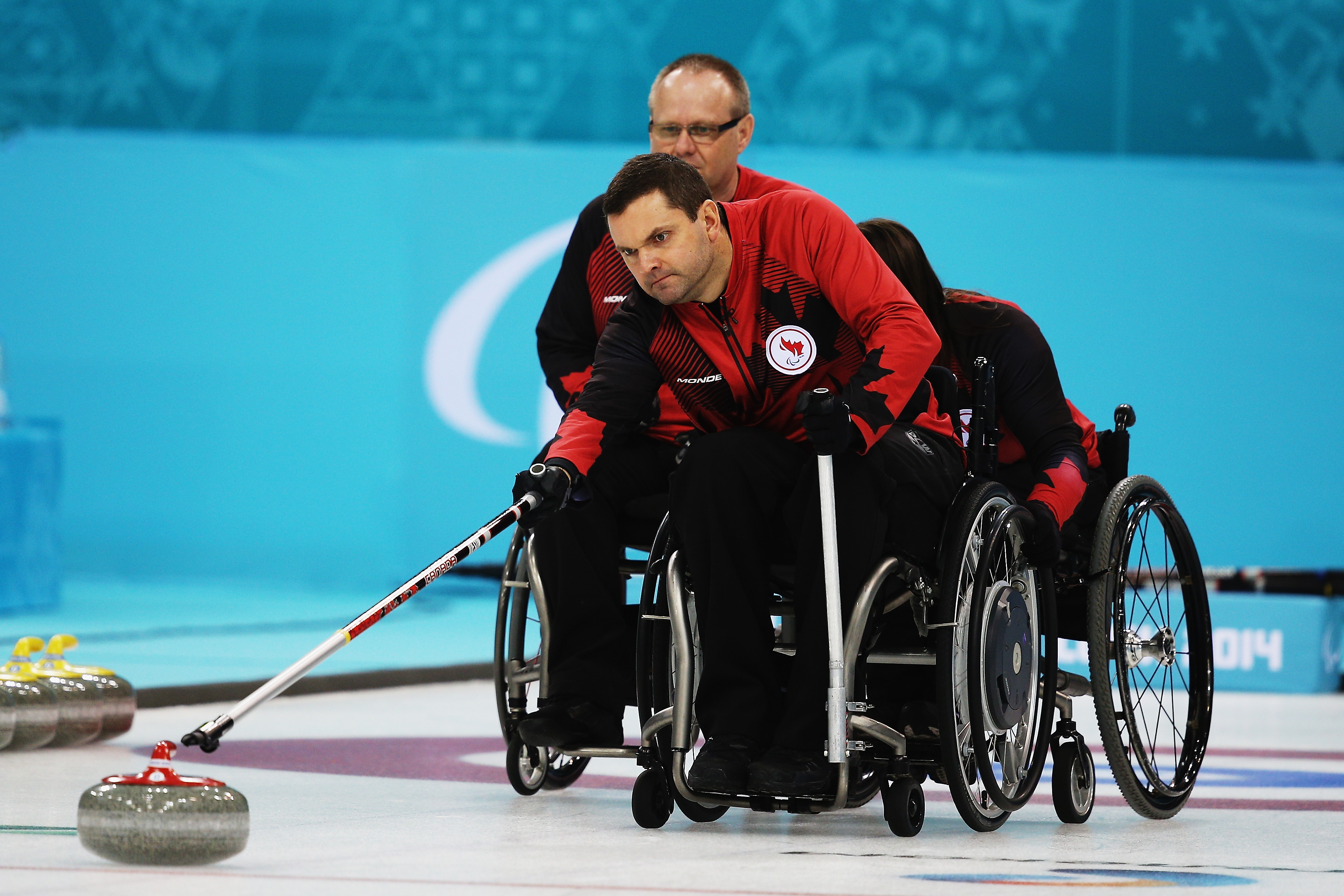 камень керлинг на колясках. керлинг на колясках паралимпийские игры. керлинг на колясках паралимпиада. керлинг на колясках. паралимпийские керлинг на колясках.