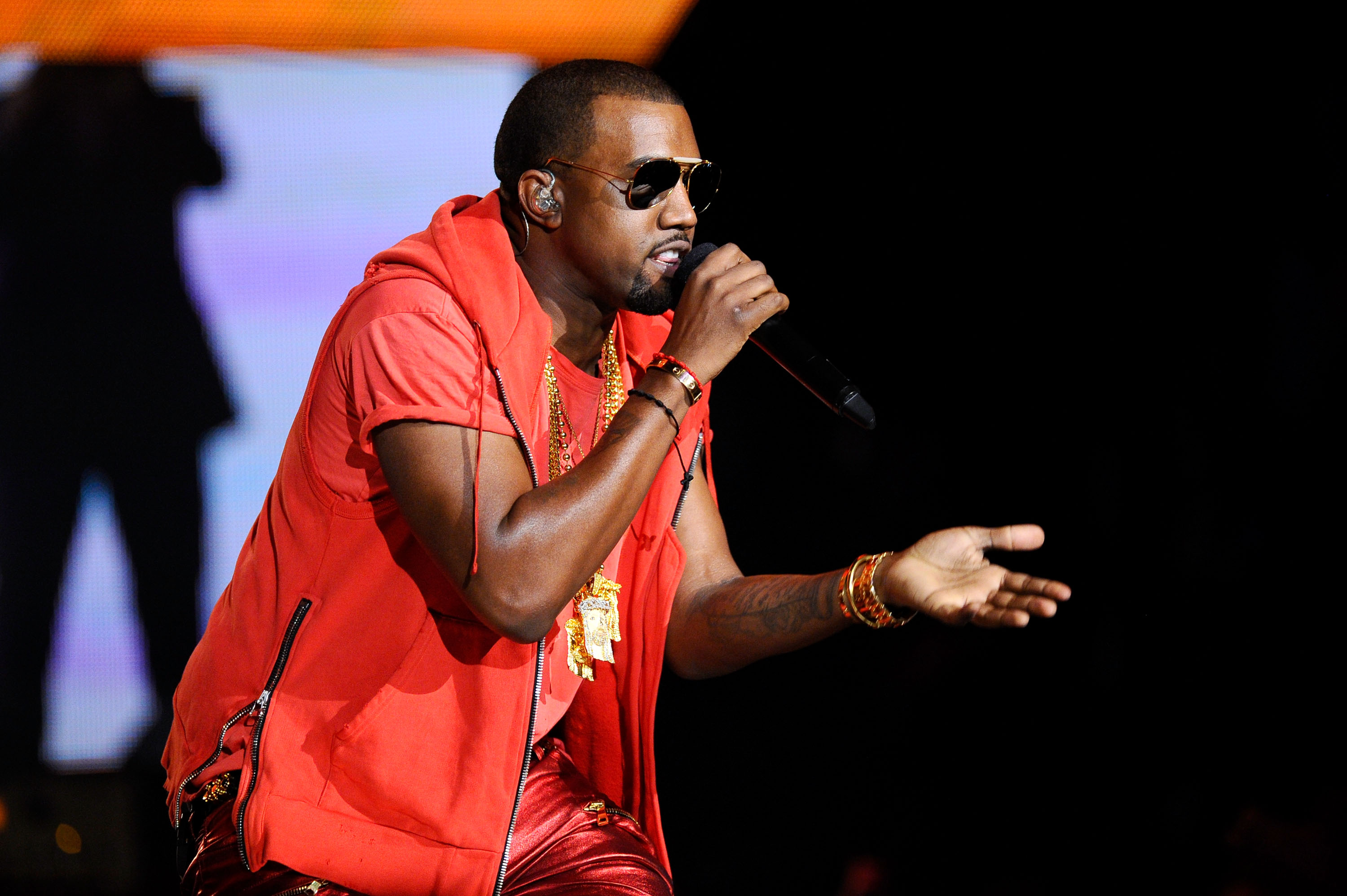 Канье Вест. Канье Уэст фото. Kanye West на баскетболе. Золотая цепь Kanye West.