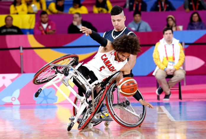 jugador de baloncesto masculino en silla de ruedas vuelco