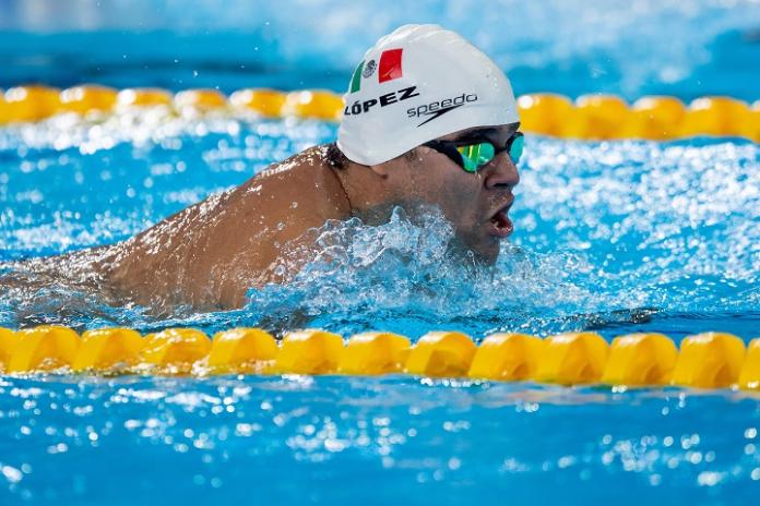 Mexican swimmer Diego Lopez Diaz competing