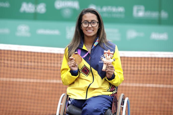Angélica Bernal sosteniendo su medalla de oro de Lima 2019