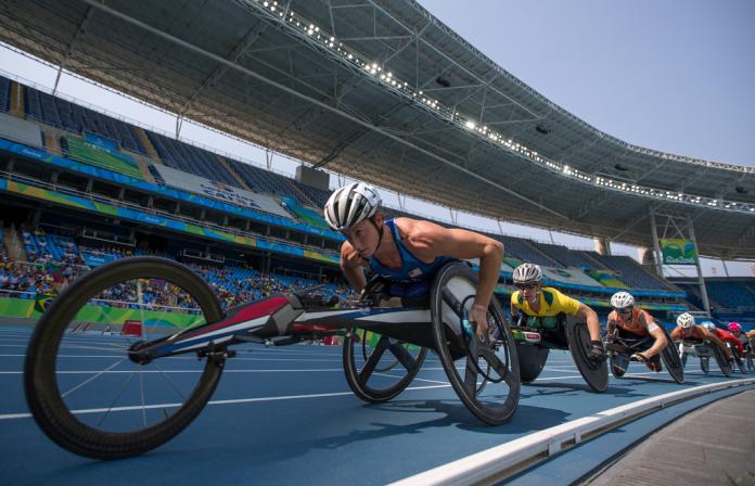 Les coureurs en fauteuil roulant s'affrontent sur le circuit