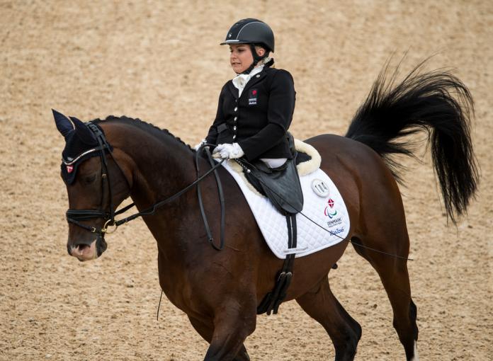 Woman without legs rides horse