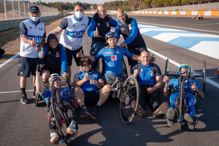 Italian Para cycling team on the road posing for the camera