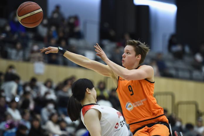 Dutch wheelchair basketball player Bo Kramer makes a pass