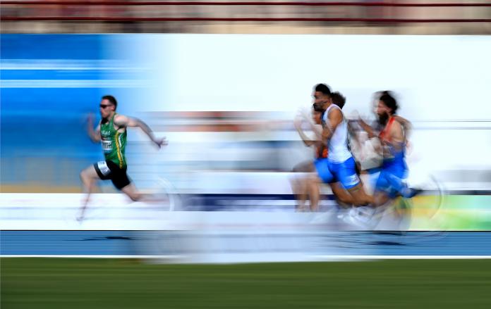 Un hombre por delante de sus competidores en una carrera de atletismo