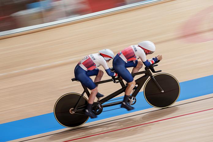 Lora Fachie -with pilot Corrine Hall- competing in the women's 1,000m time trial B at the Izu Velodrome