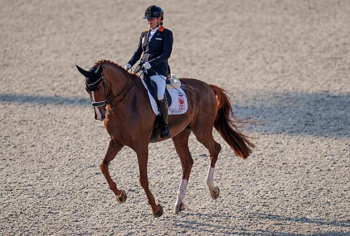 Sanne Voets gallops on her horse